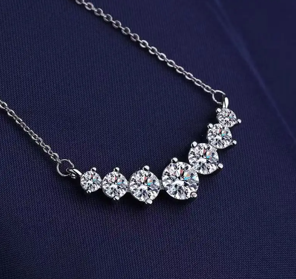 Elegant Silver Necklace 2.8g Moissanite Seven-Star Row, Luxurious Jewelry 3g 925