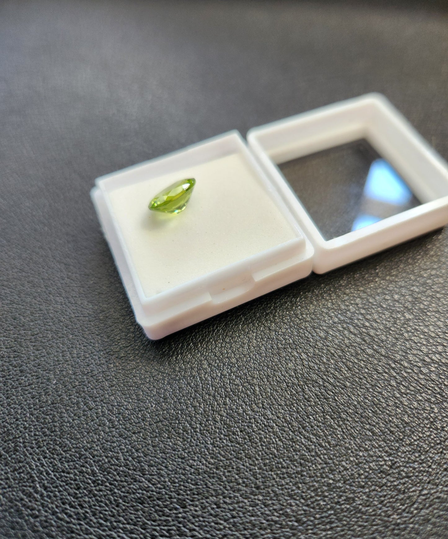 Ships from USA - Peridot - Oval - 9x7 mm- from Chanthaburi , Thailand  Gem Market - Goldz.vip