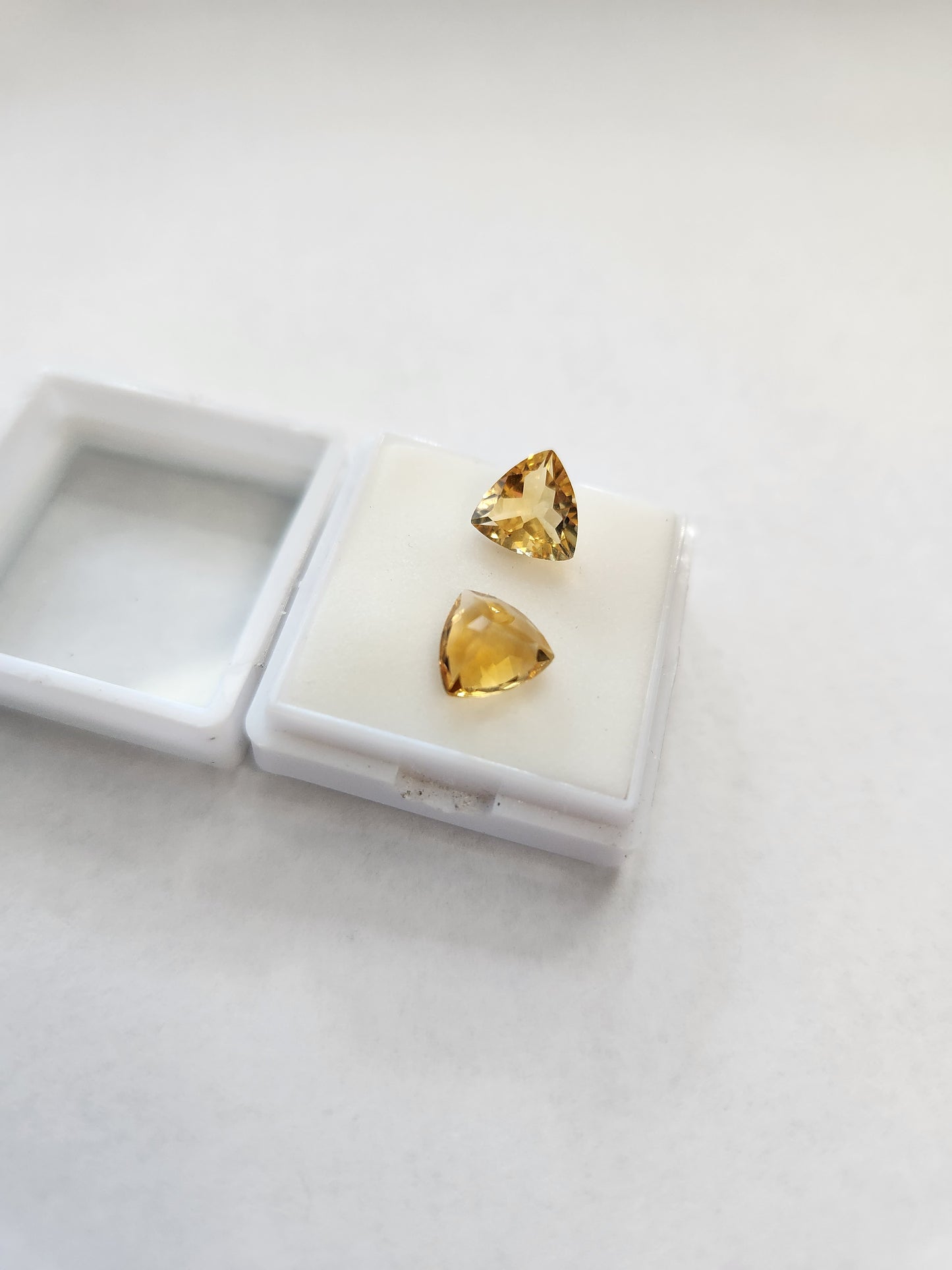 Ships from United States - Pair of Citrine trillion cut gemstones - 3ct Total Weight (2 gems) - Goldz.vip