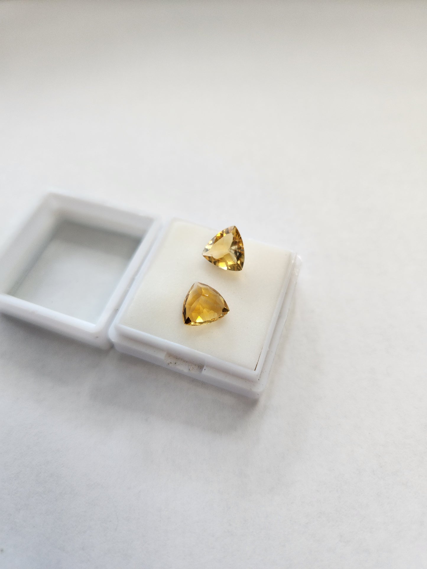 Ships from United States - Pair of Citrine trillion cut gemstones - 3ct Total Weight (2 gems) - Goldz.vip